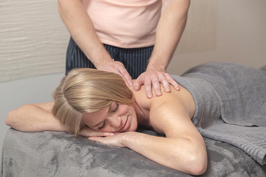 Frau-bei-Massage_Hotel-Stadt-Muelhausen